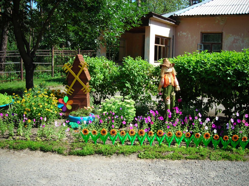 Участки в детском саду летом цветы