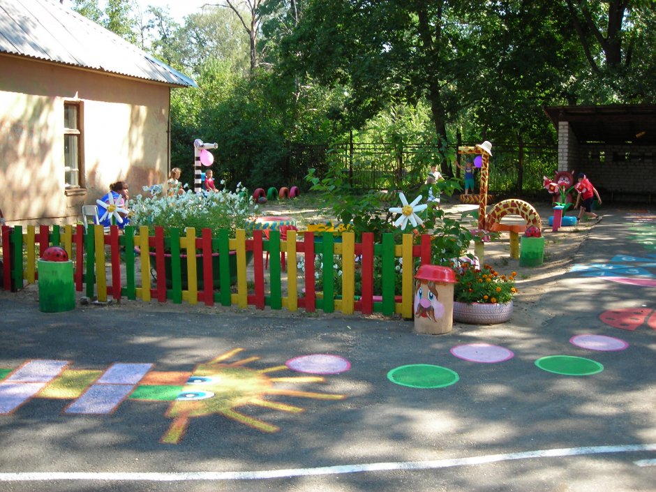 Площадка в детском саду летом
