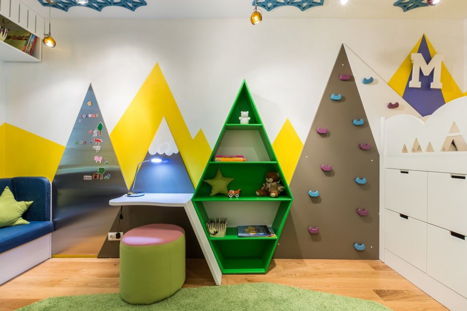 Горы на стене в детской комнате