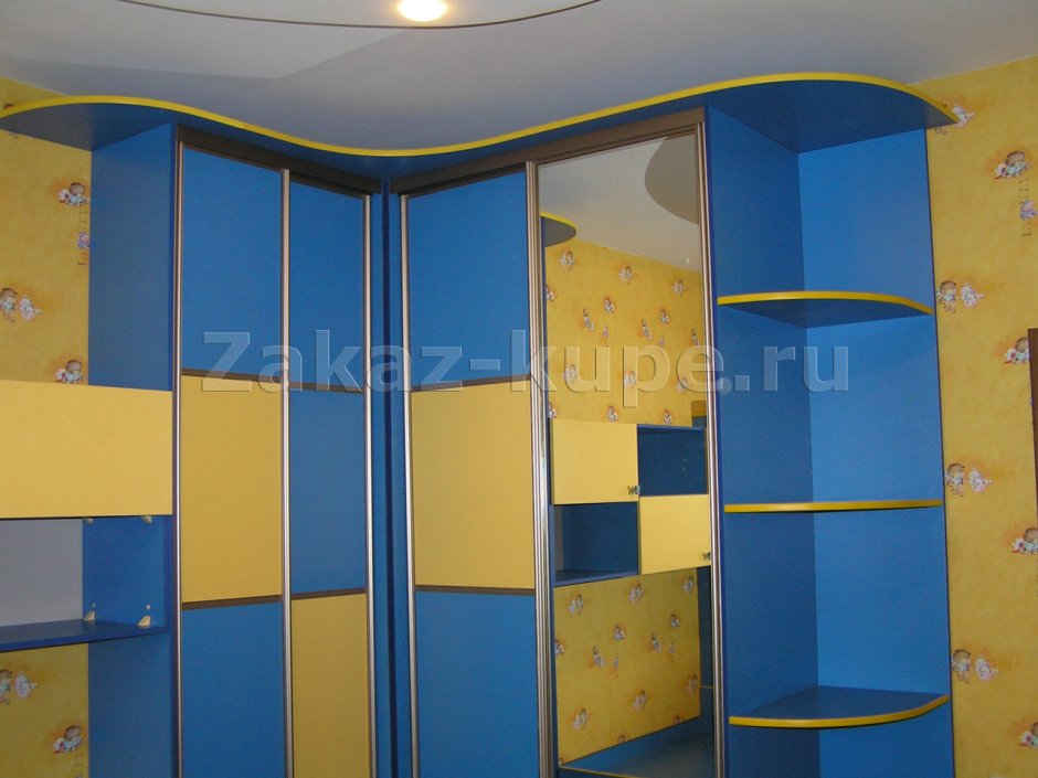 Угловой шкаф в детскую комнату синего цвета
