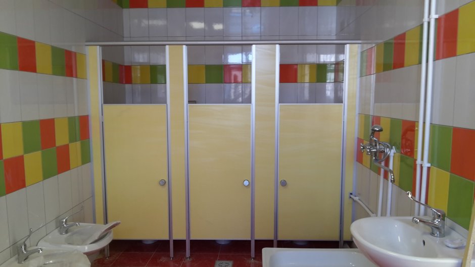 Перегородки в туалетных комнатах детского сада