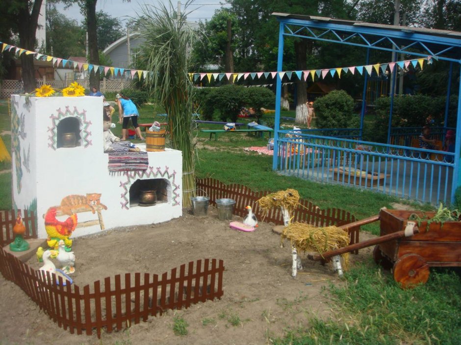 Задний двор с детской площадкой