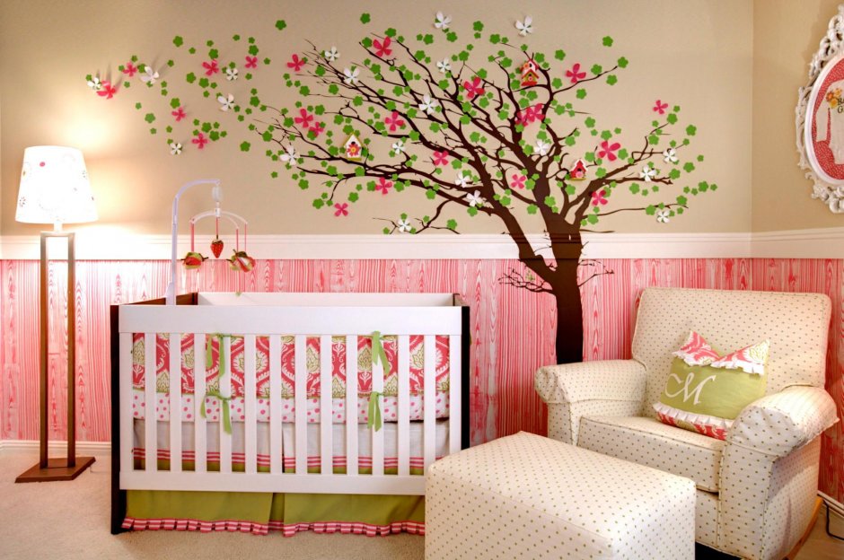 Весеннее дерево в детском саду на стене