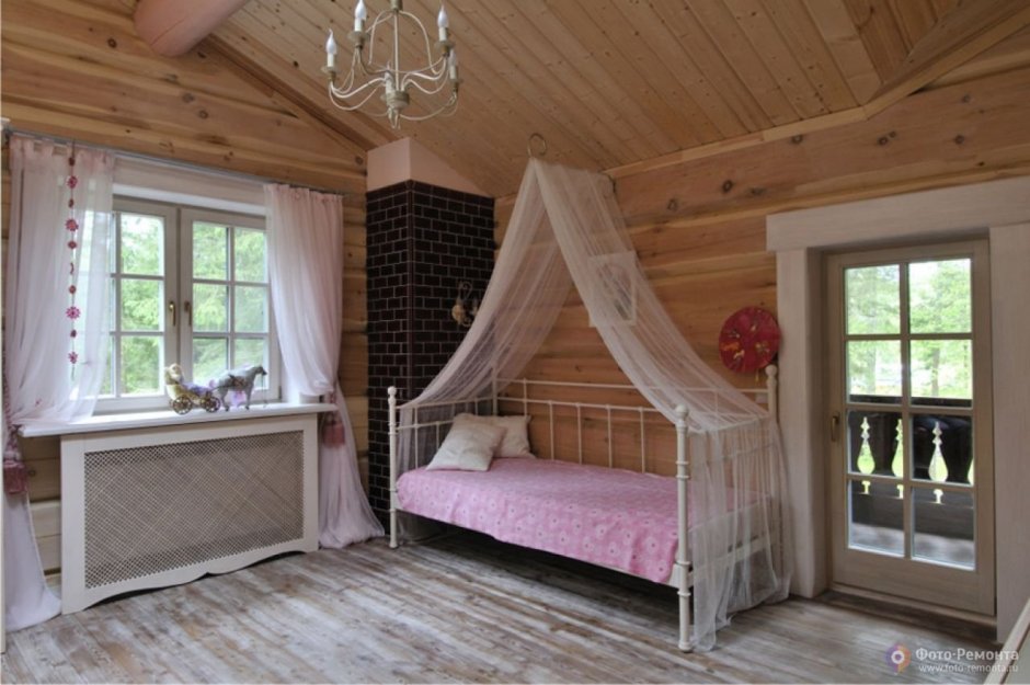Детская комната для девочки в деревянном доме