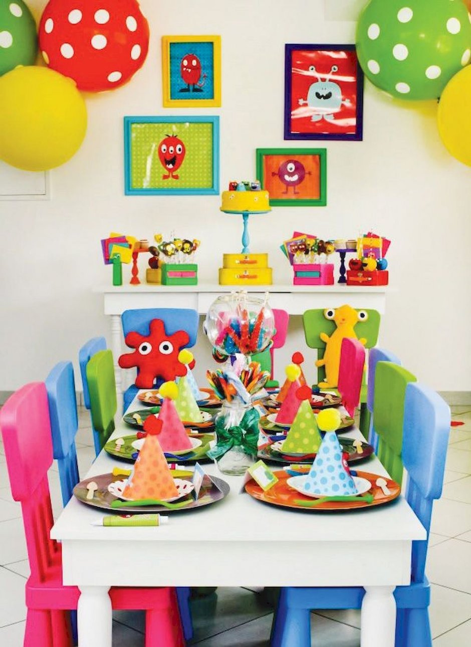 стол для детского дня рождения в детской комнате