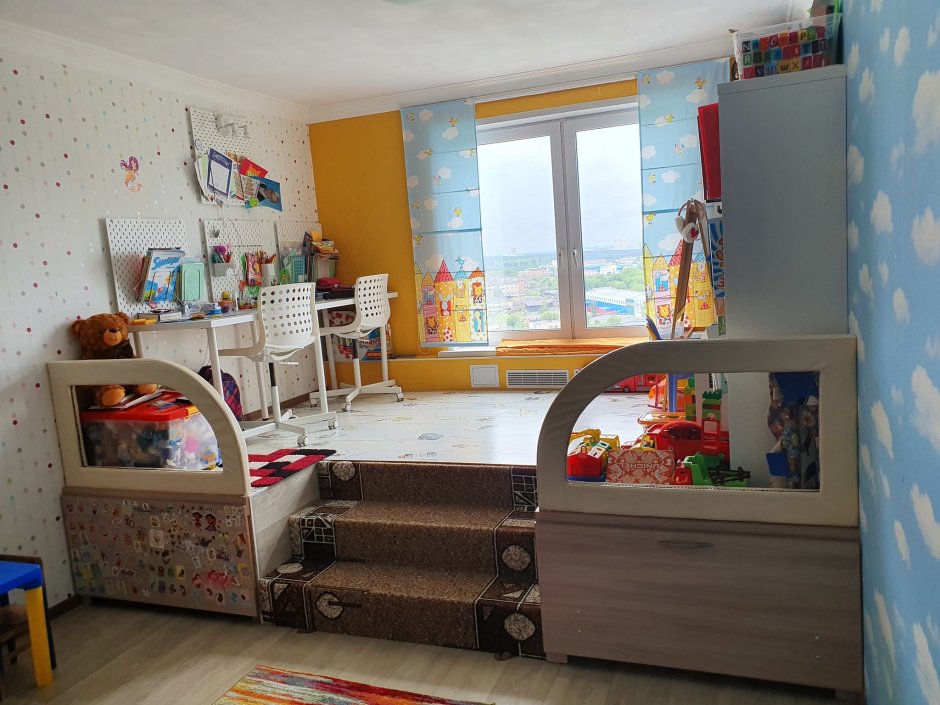 Детская комната для двоих с подиумом