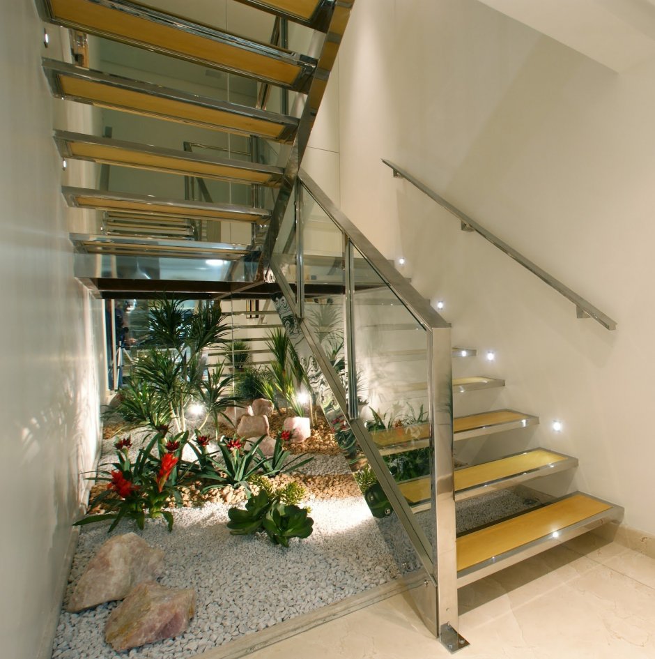 Сад под лестницей в частном доме