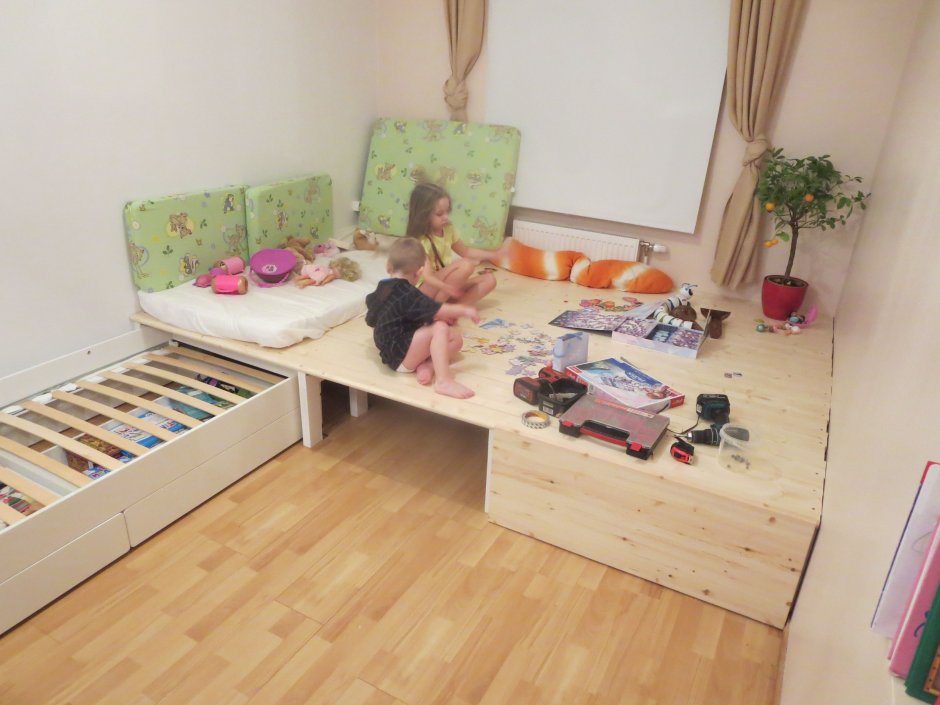Детская с подиумом и выдвижными кроватями для двоих