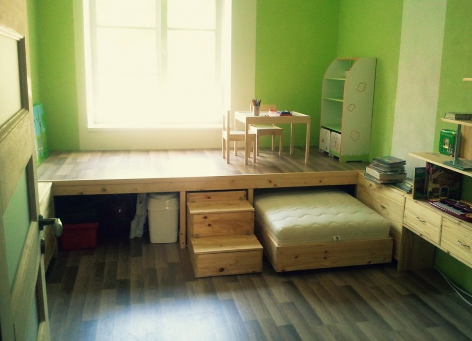 Детская комната с подиумом и выдвижными кроватями