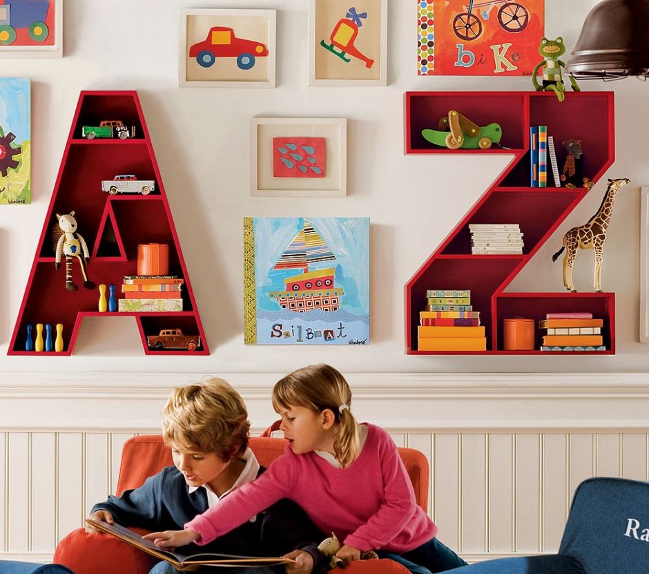 Книжные полки в интерьере детской комнаты