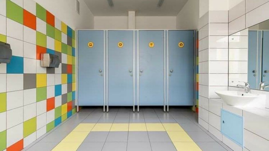 Туалетная комната в школе