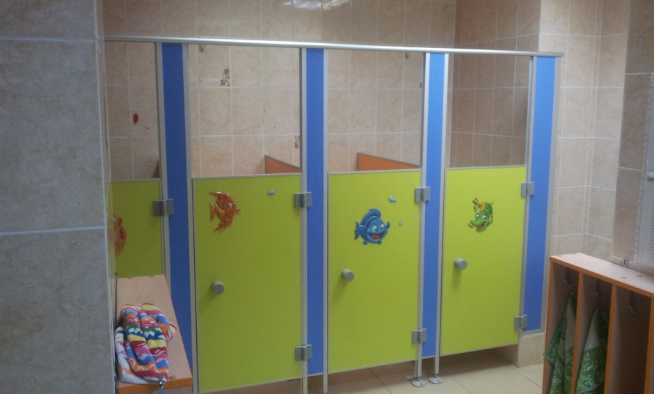 Туалетные кабинки в детском саду