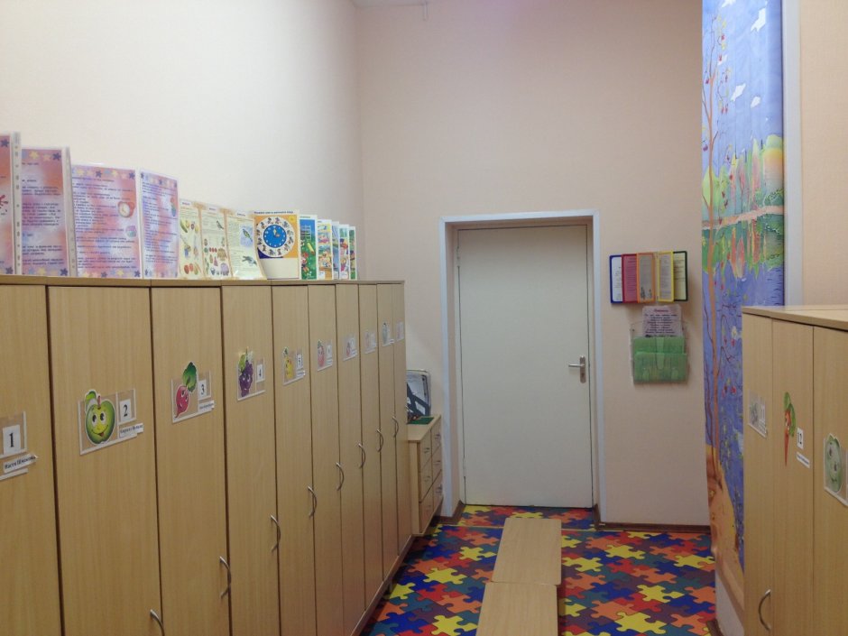 Шкафчики в украшения раздевалках в детских садах