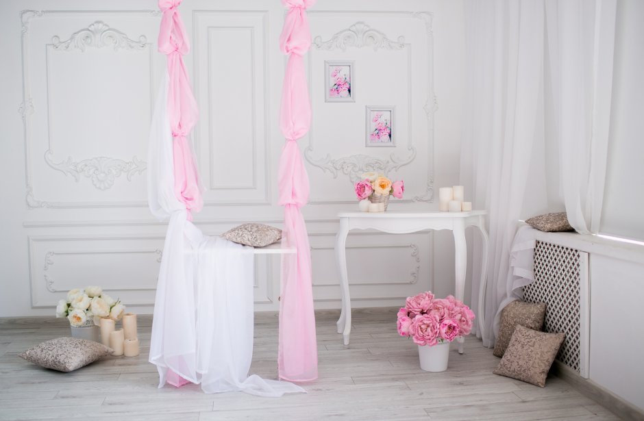 Декор в студии розового цвета
