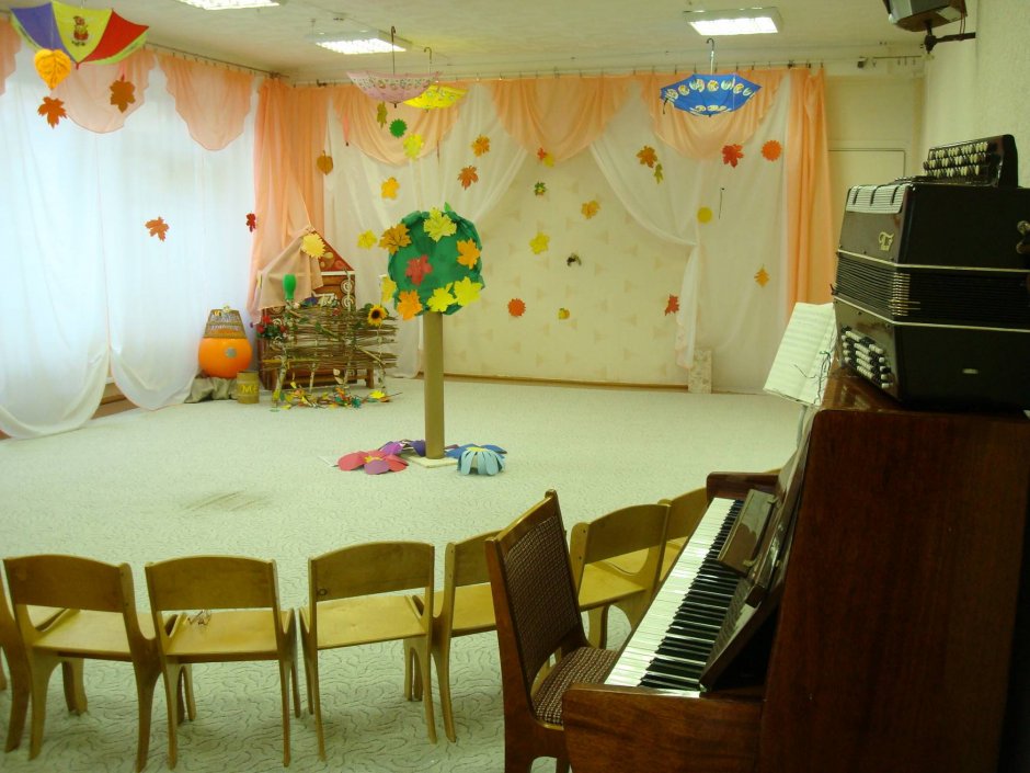 Красивый музыкальный зал в детском саду