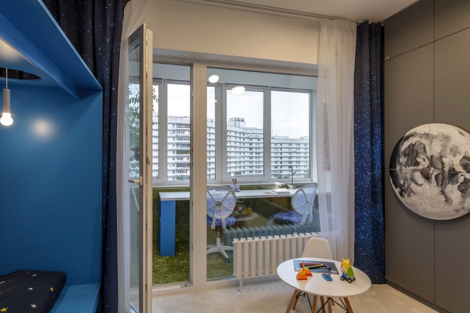 Спальня Объединенная с балконом с панорамными окнами