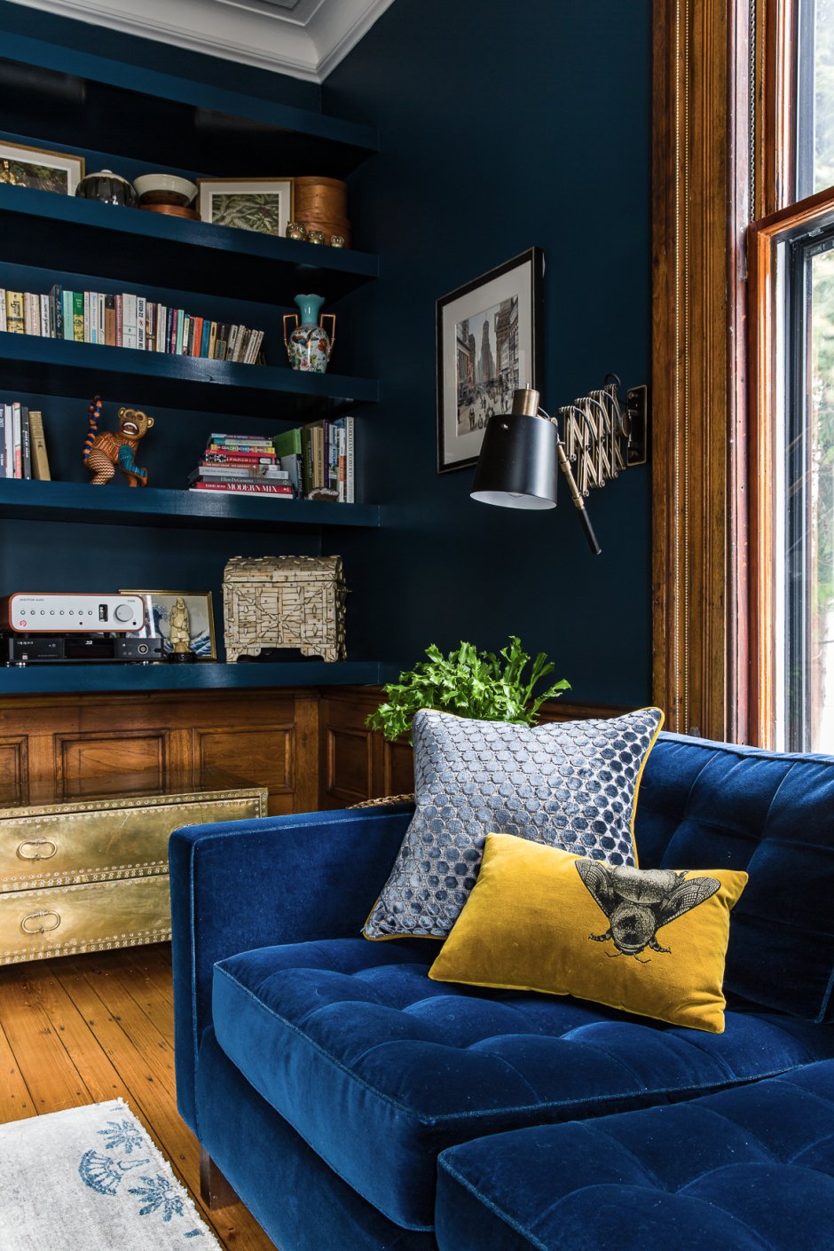 Синий диван с терракотовыми подушками
