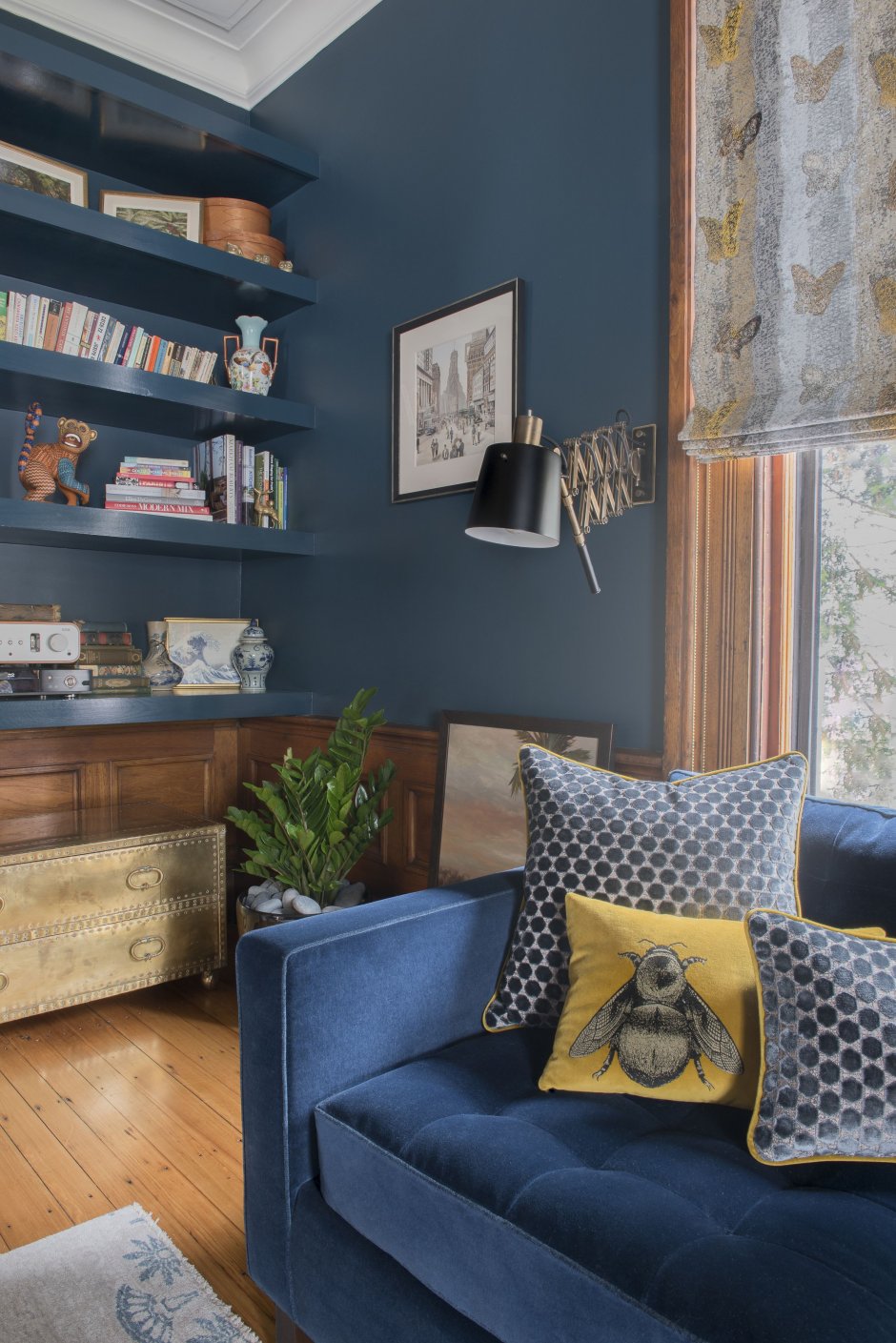 Подушки на синий диван в интерьере
