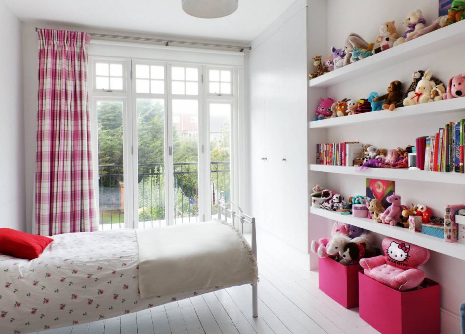 Детская комната с большим окном