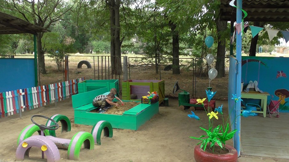 Детский участок в детском саду