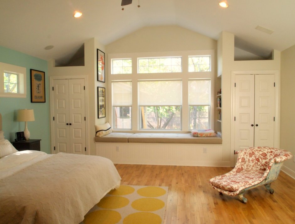 Спальня с окном посередине