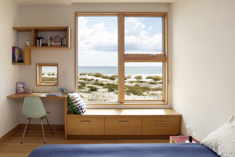 Широкий подоконник в детской