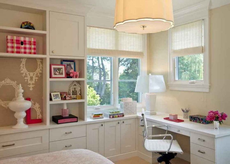 Комната для девочки подростка с рабочей зоной у окна