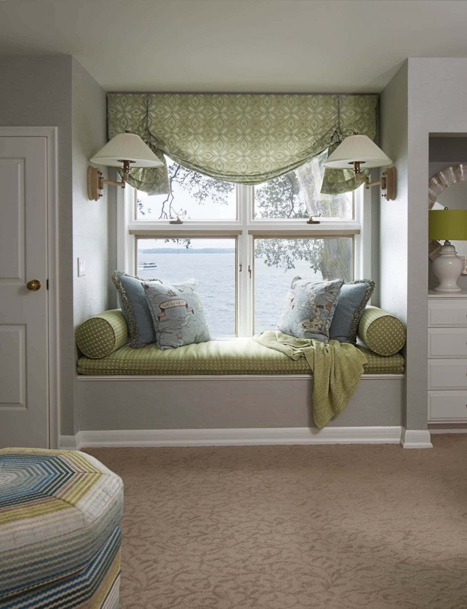 Диванчик у окна в спальне