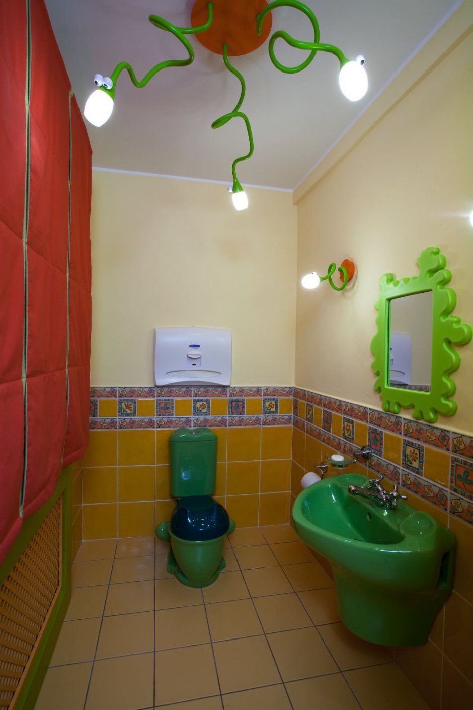 Туалет в детском развлекательном центре