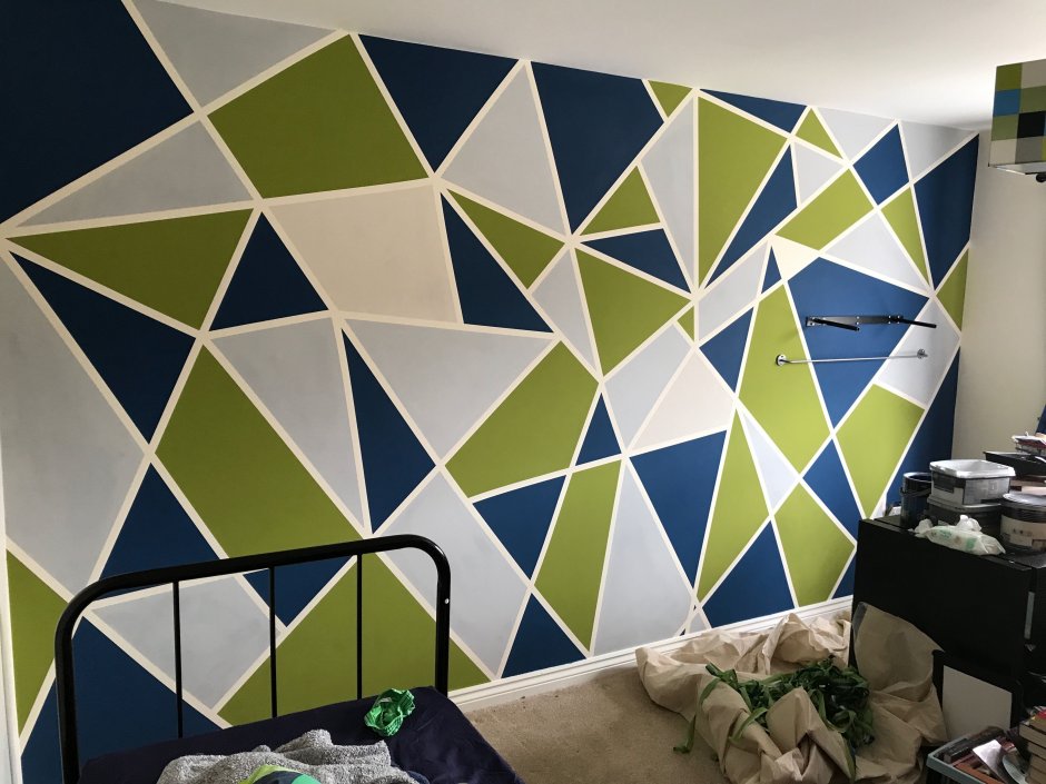 Геометрическая окраска стен