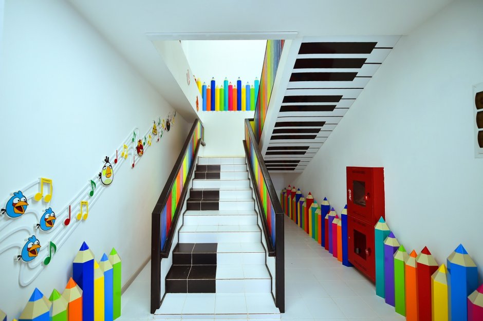 Декор лестницы в детском саду