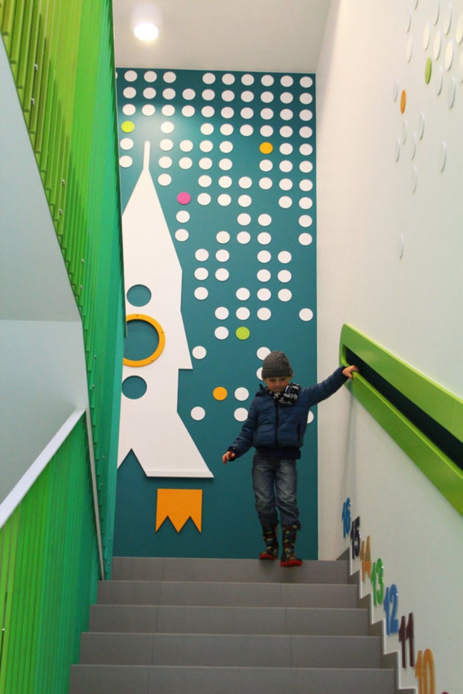 Оформление лестницы в детском саду современный