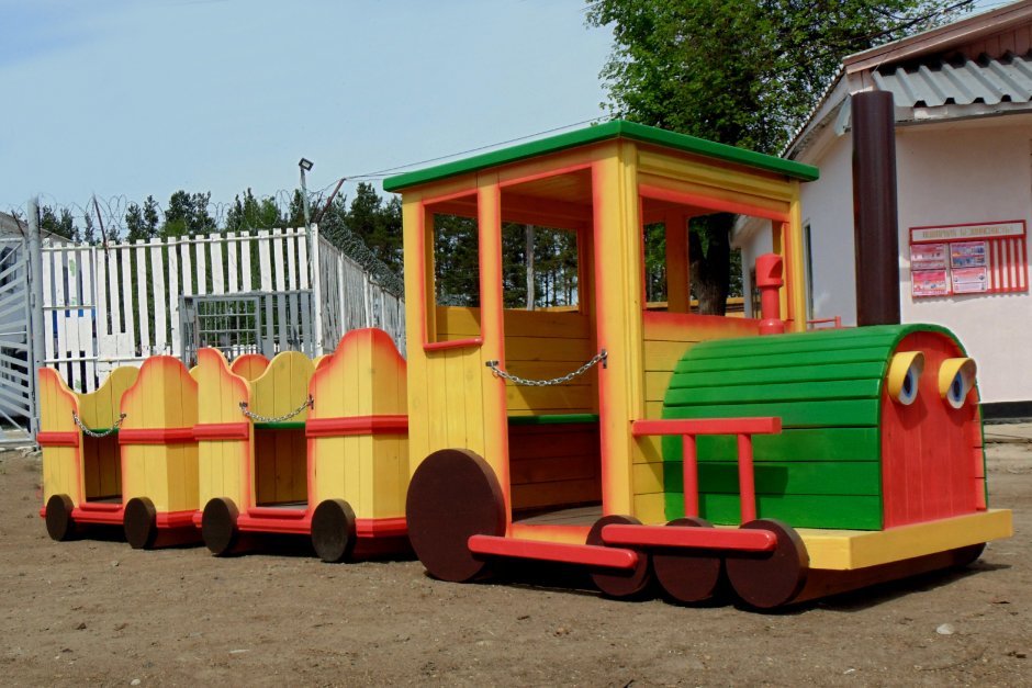 Деревянный паровоз для детской площадки