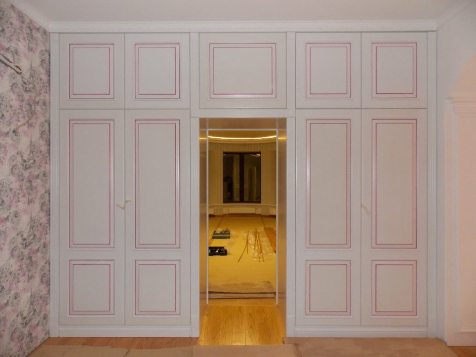 Шкаф вокруг дверного проема с антресолями в классическом стиле