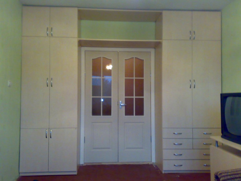 Встроенные шкафы с антресолью над входной дверью
