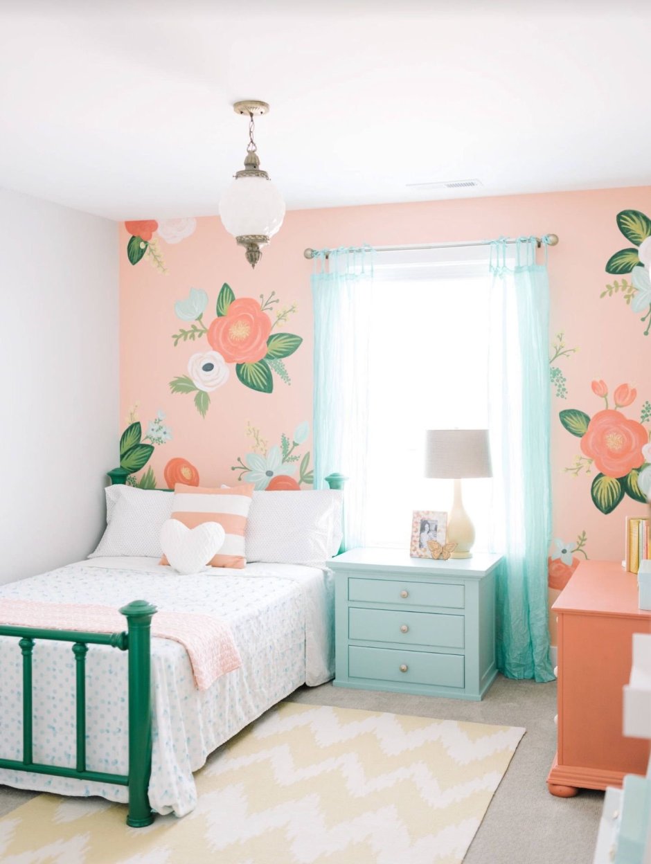 Детская комната персикового цвета