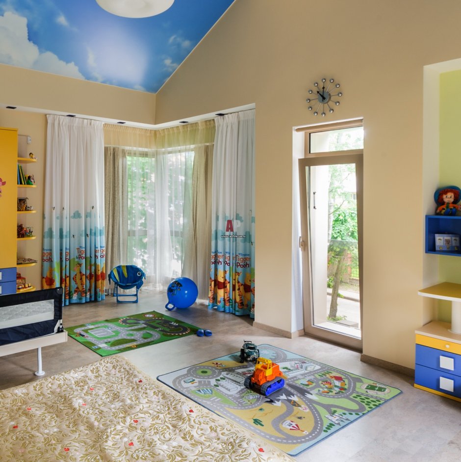 Разноцветный потолок в детской комнате