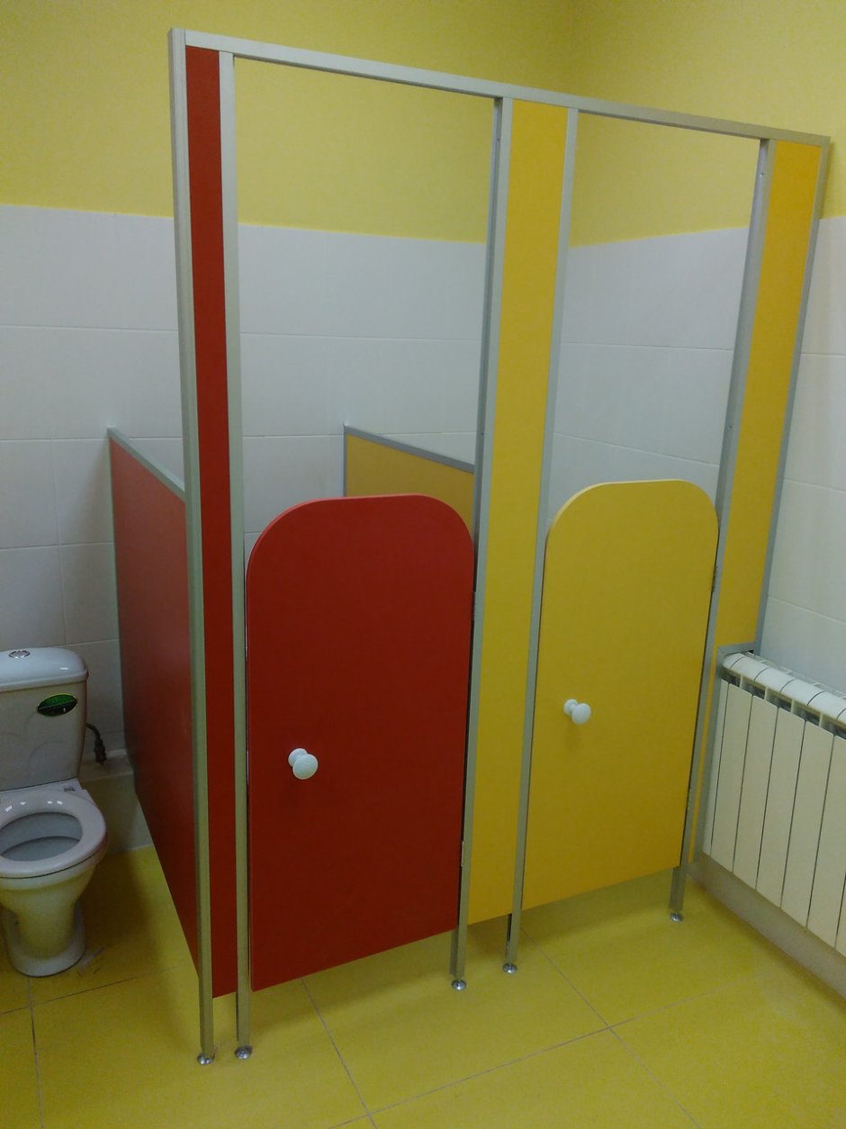 Кабинки для туалета в детском саду