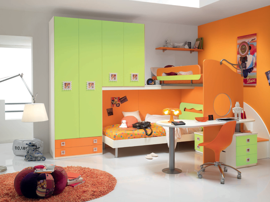 Оранжевая мебель в детской