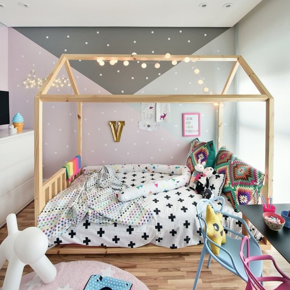 Кровать домик в детской комнате