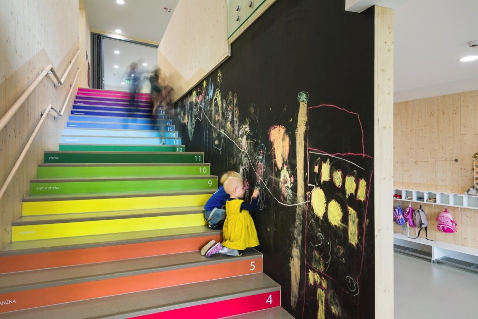 Интерьер детского сада лестницы
