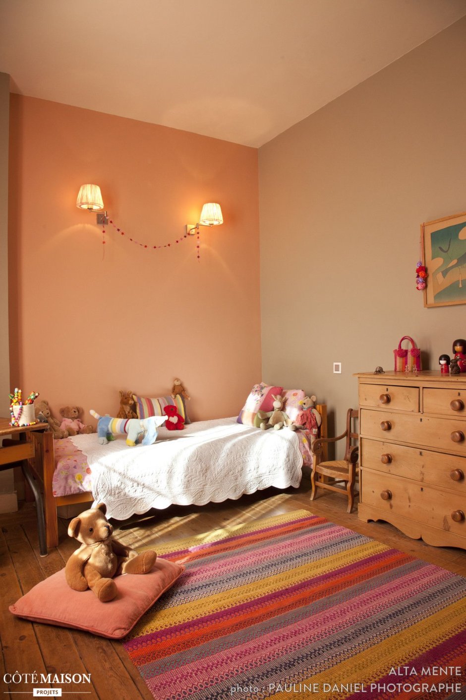 Персиковая детская спальня