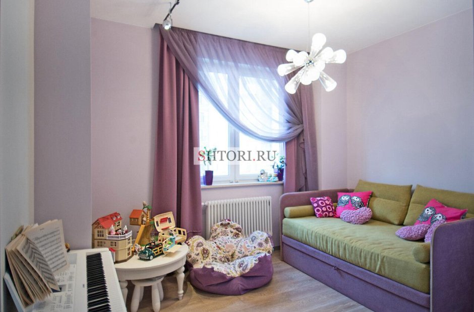 Комната для мальчика с фиолетовыми занавесками