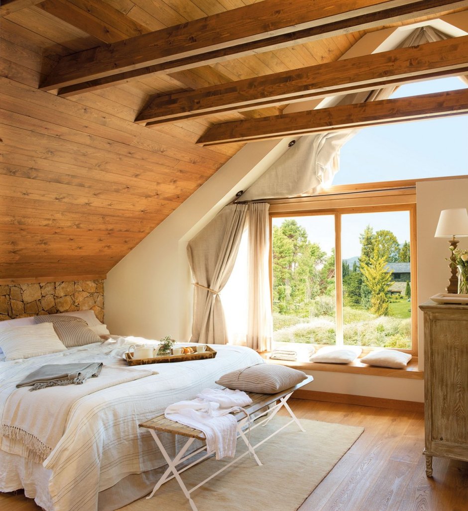 Спальня в деревянной мансарде