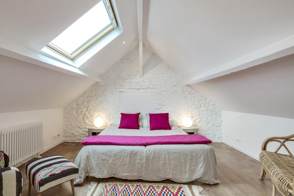 Спальня с мансардным потолком водоэмульсионной