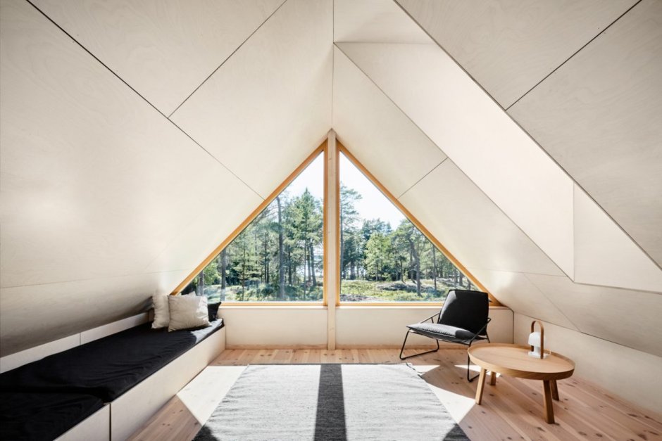 Дом с треугольными окнами