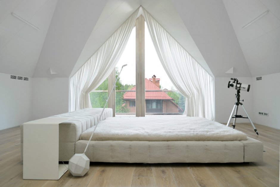 Белая спальня с 2 треугольными окнами