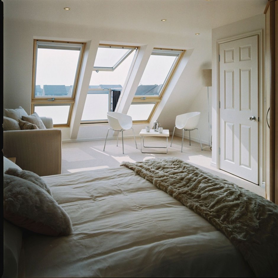 Комната с мансардным окном