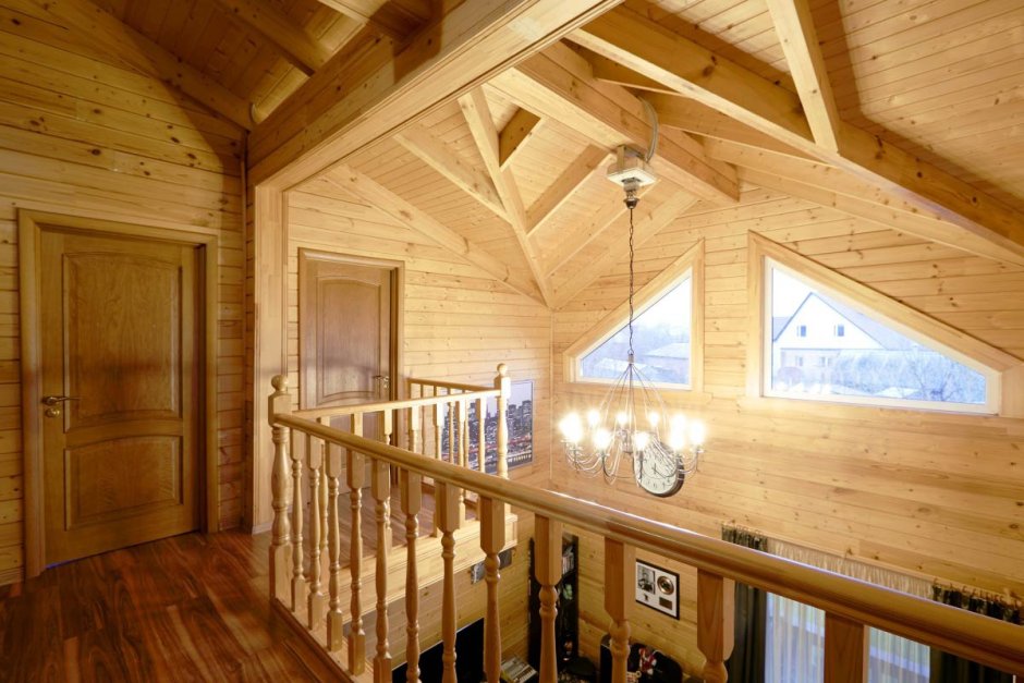 Бирюзовая спальня в деревянном доме