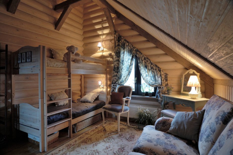 Спальня в деревянном доме на мансардном этаже
